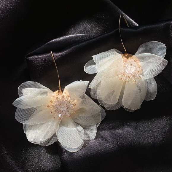 💕Last one Mesh White Flower Hook Earrings - Picture 2 of 8